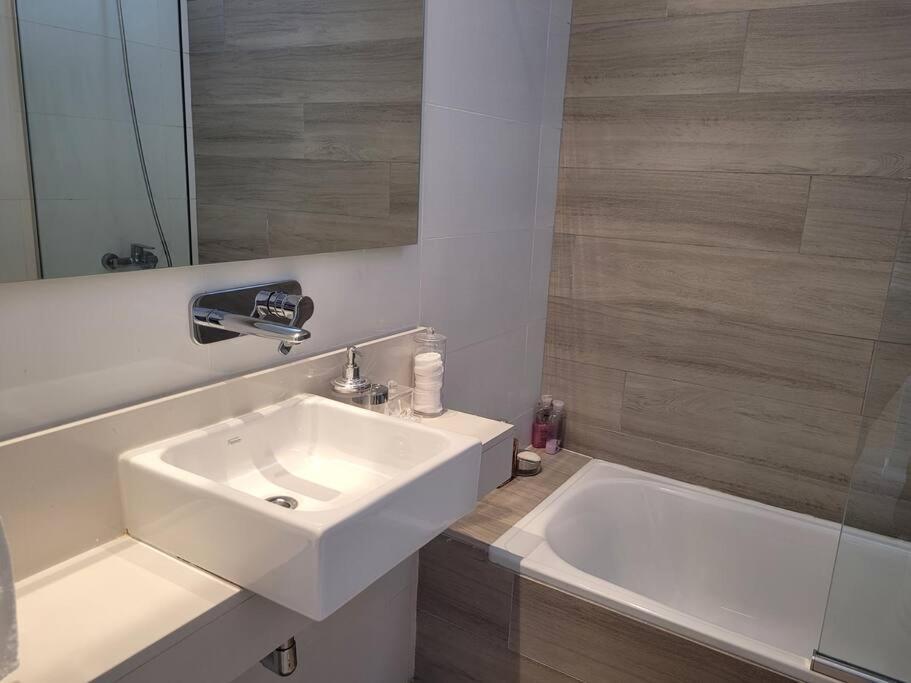 Dpto 2 Ambientes En Canitas Con Laundry Gym Piscina Y Sofa Cama Extra * Buenos Aires